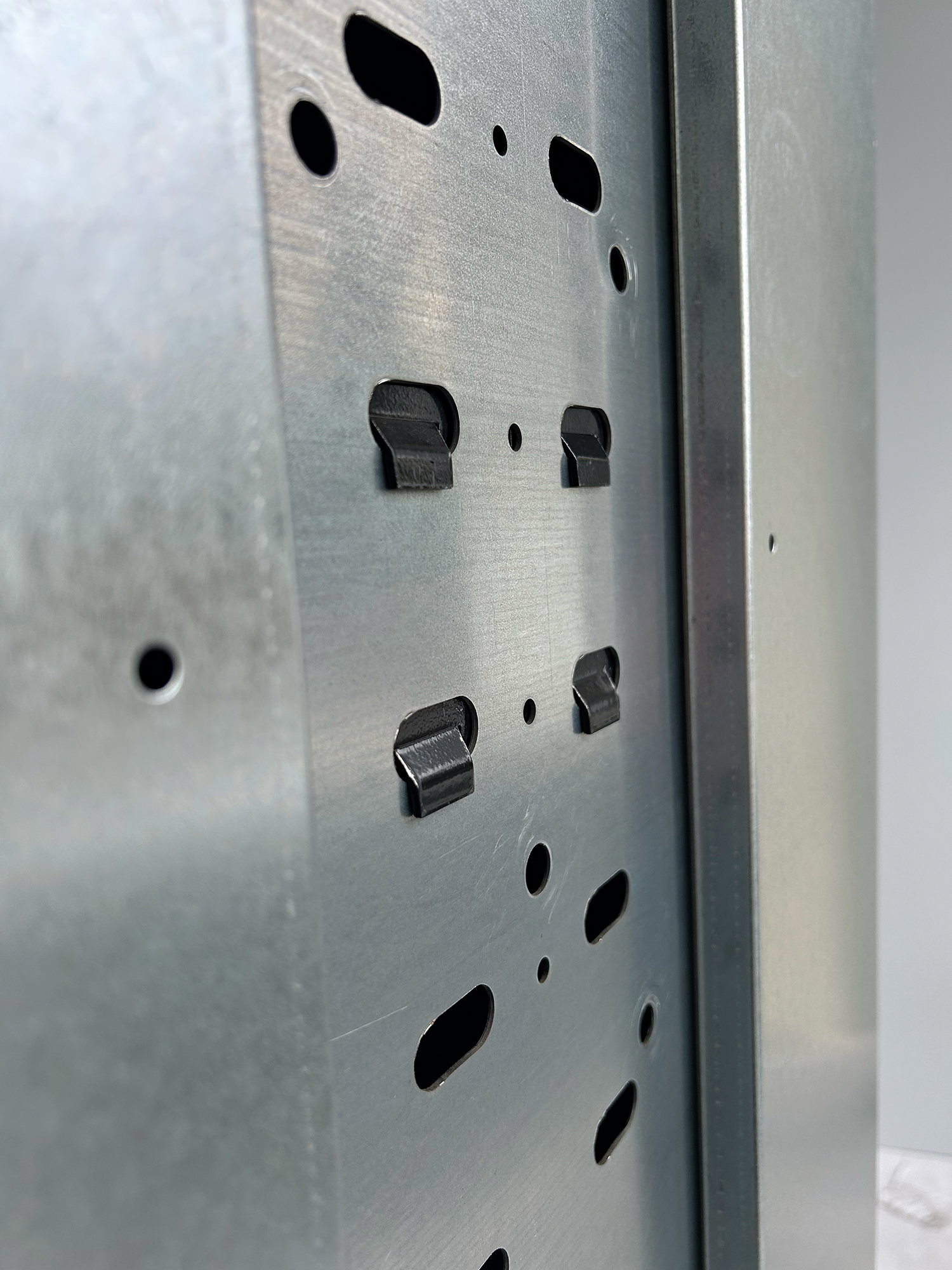 Growi-Sattelschrank-Detail-Lueftungsloecher