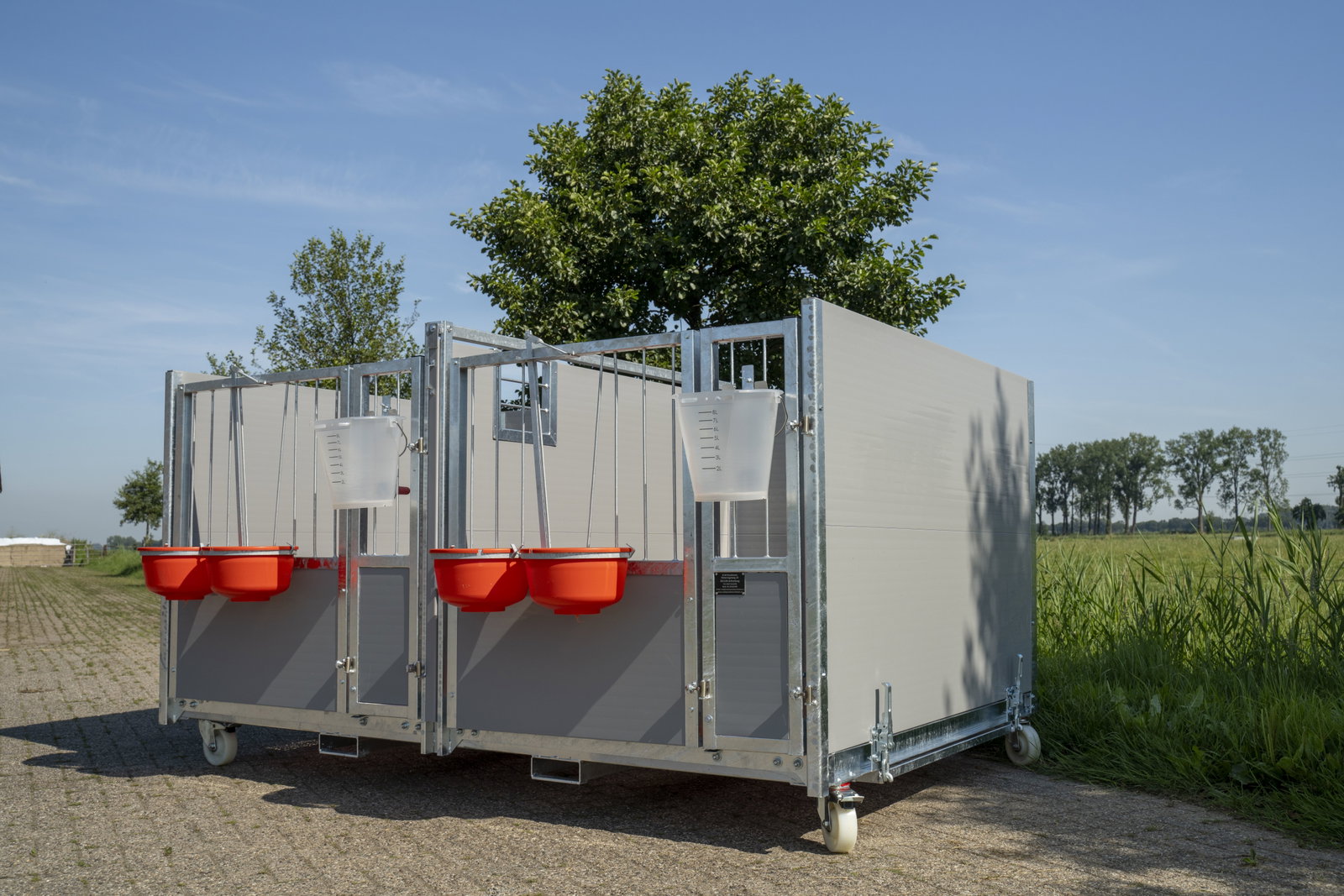 stalltechnik-roseboom-kaelberbox-duobox-ansicht-von-vorne