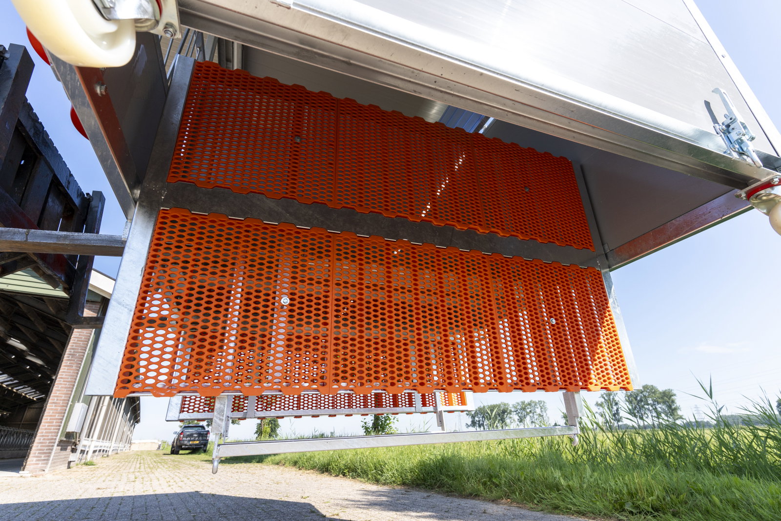 stalltechnik-roseboom-kaelberhuette-duo-xl-mit-kippmatic-seitenansicht