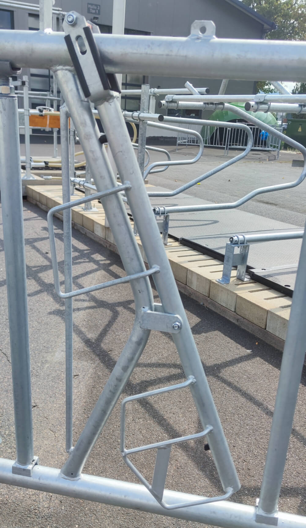 stalltechnik-bonrath-sicherheits-selbstfangfressgitter-grossvieh-ansicht
