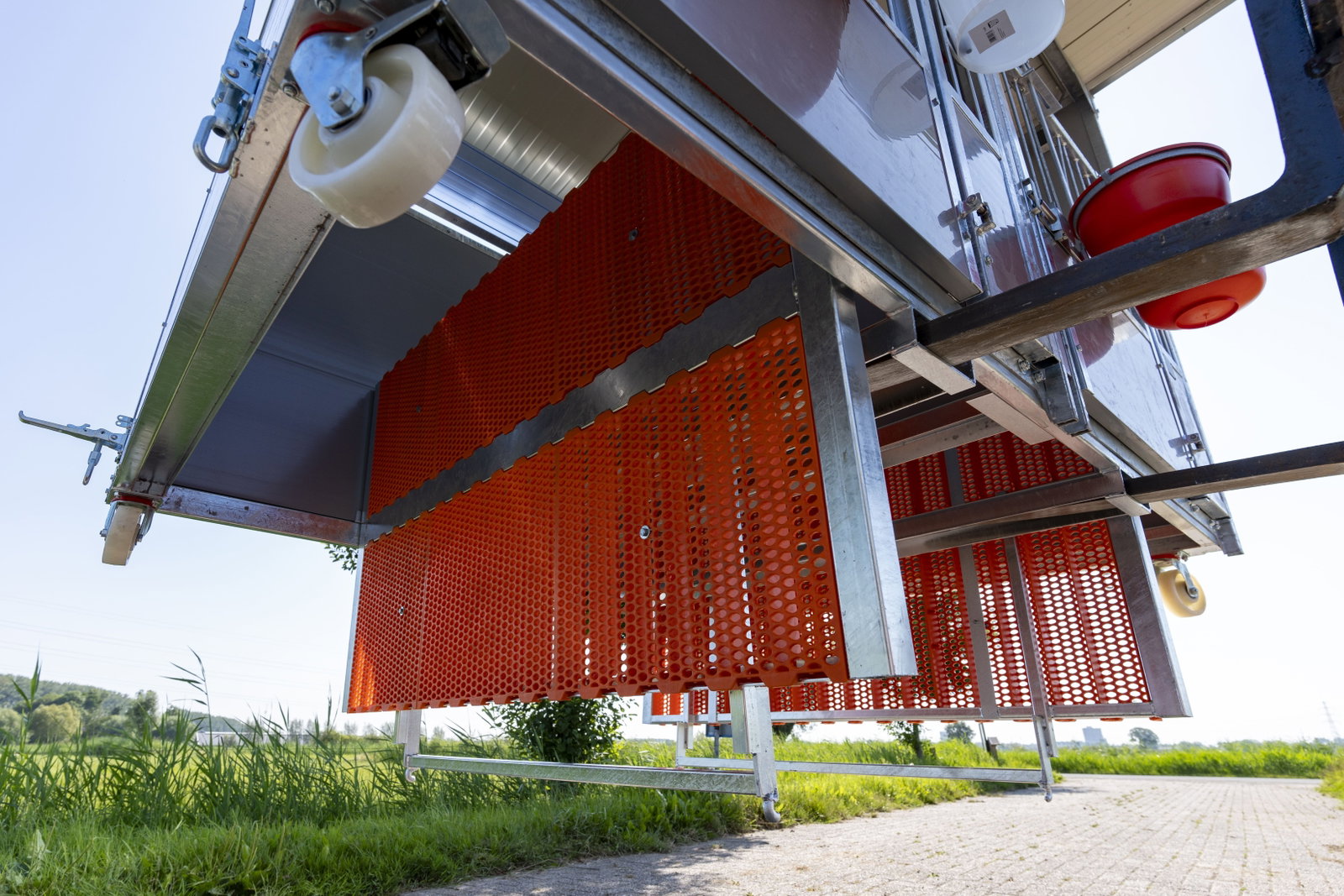 stalltechnik-roseboom-kaelberbox-duobox-detailansicht-innenraum
