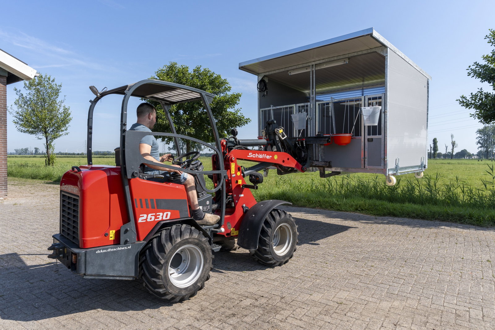 stalltechnik-roseboom-kaelberhuette-duo-xl-mit-kippmatic-seitenansicht