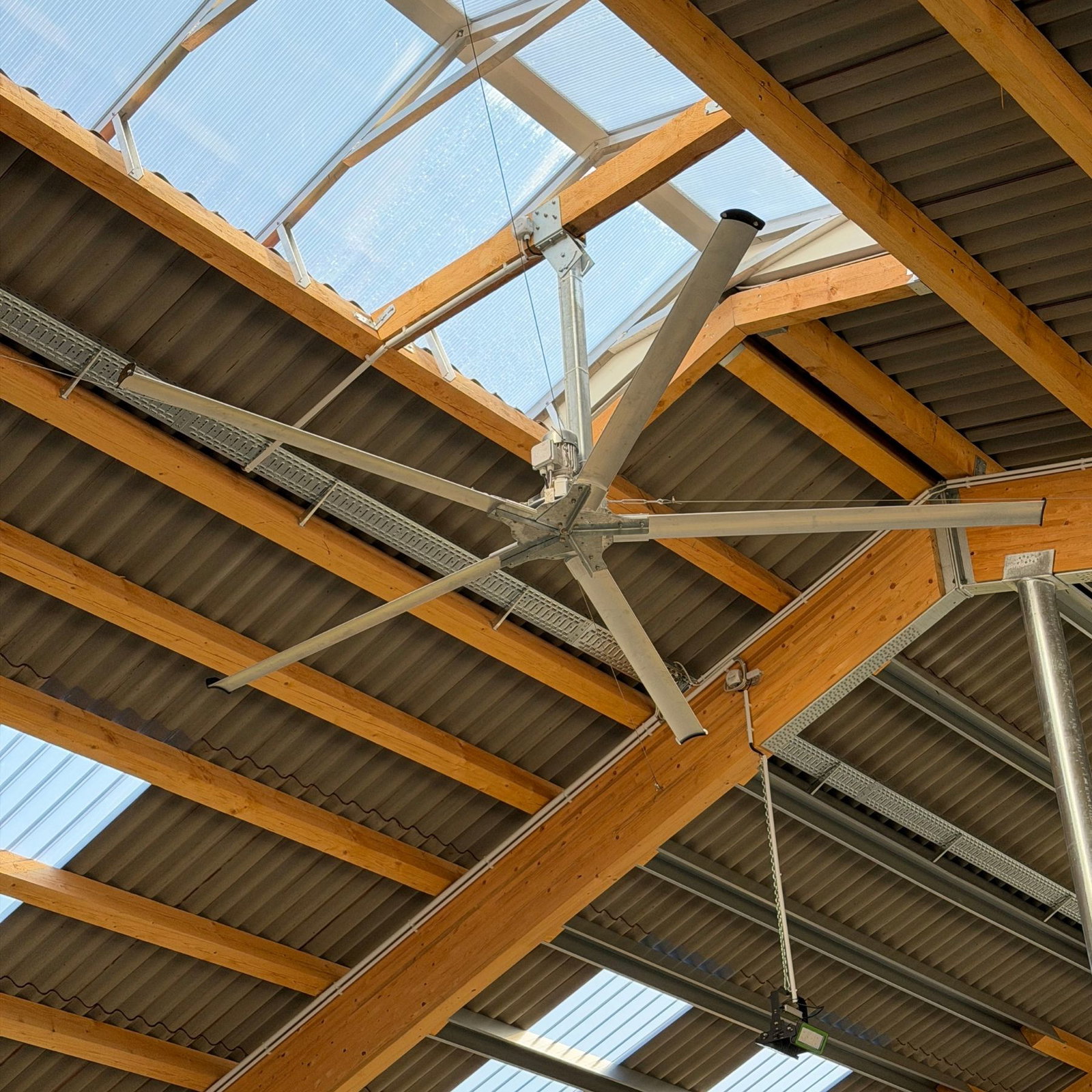 stallventilator-Munters-Brise-Ventilator-montiert-stall
