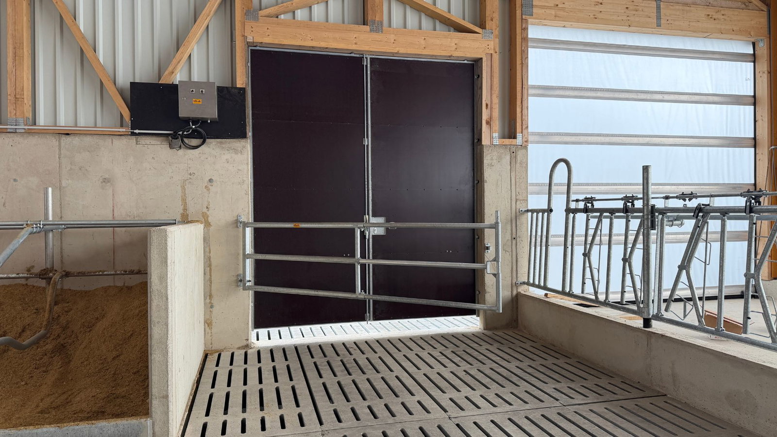 milchviehstall-boxenlaufstall-tore-stalleinrichtung-stallkonzept-goldstein-tierwohlstall