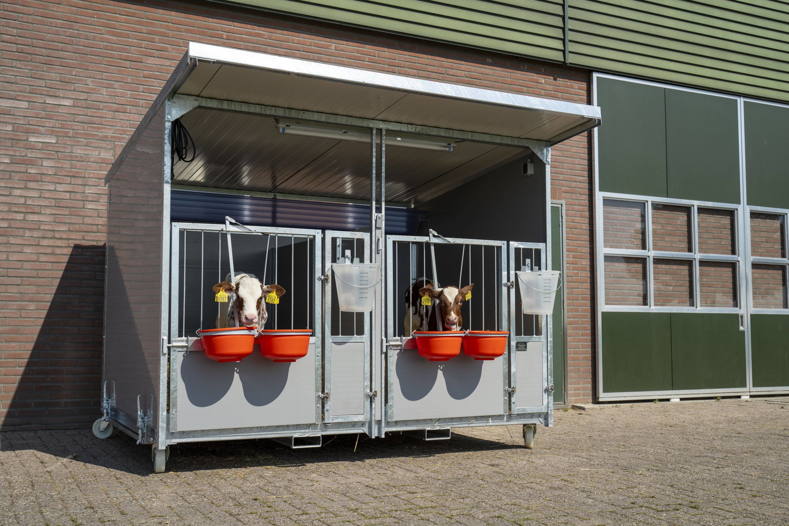 stalltechnik-roseboom-kaelberhuette-duo-xl-mit-kippmatic-seitenansicht