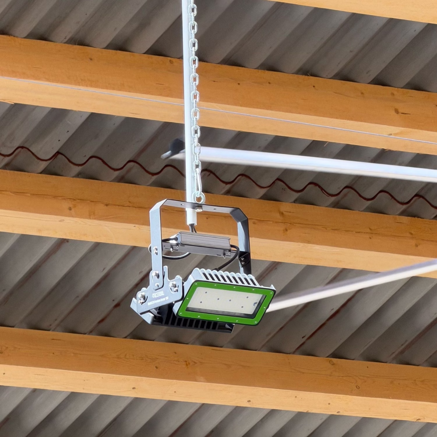MultiLED-Premium-Farmer-Kerbl-montiert-haengend-stalltechnik24