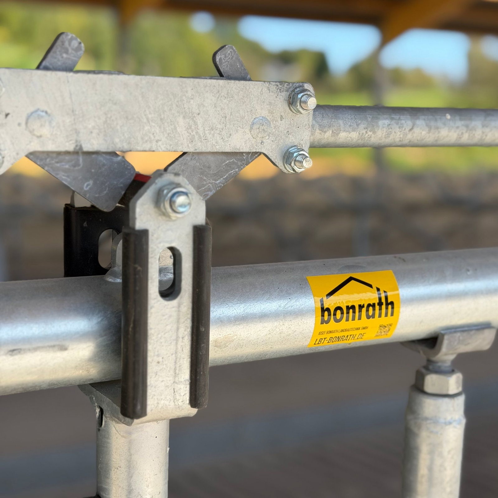 Sicherheits-Fressgitter-Stalleinrichtung-montiert-stalltechnik24