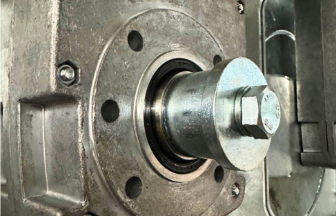 ine Nahaufnahme der Einzelantriebswinde von Prinzing-Entmistung, bei Stalltechnik24.