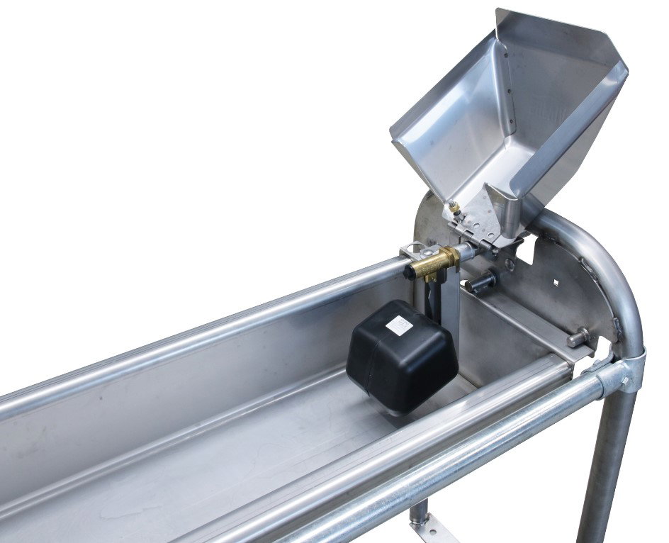 stalltechnik-Suevia-Flach-Schwenktrog-Rinder-Tränke