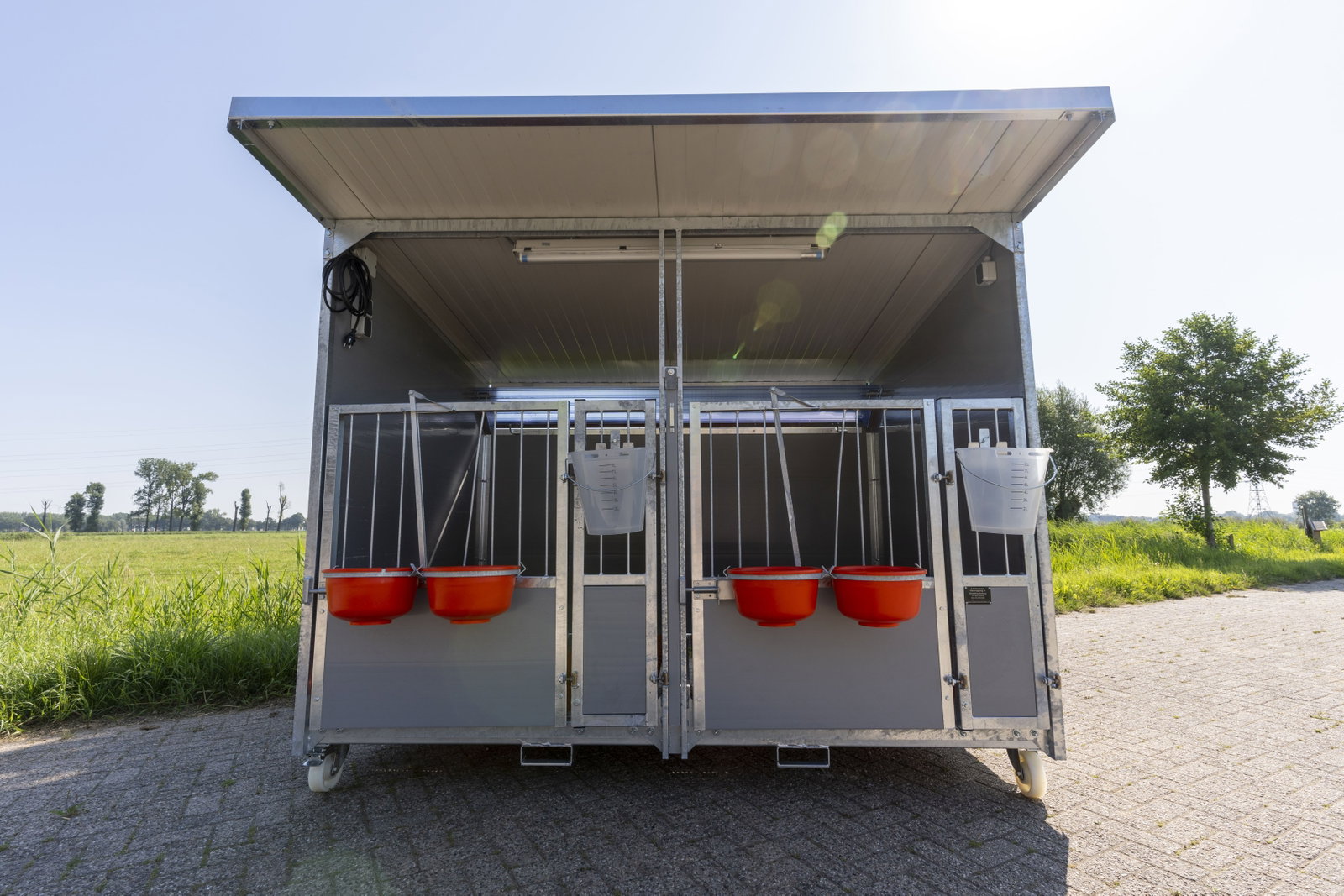 stalltechnik-roseboom-kaelberhuette-duo-xl-mit-kippmatic-seitenansicht