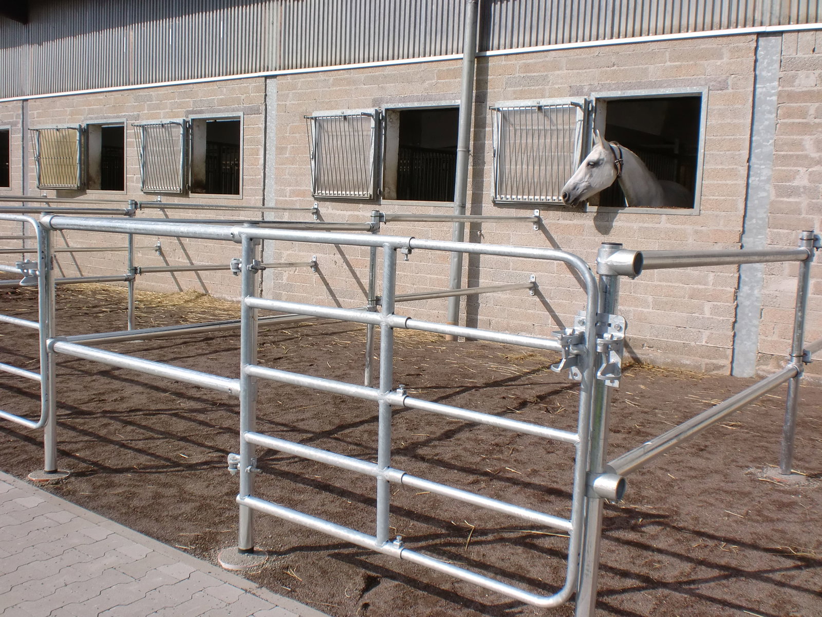 Stalltechnik-Bonrath-Teleskopweidetor-ausgezogen-für-flexible-Durchfahrtsbreiten