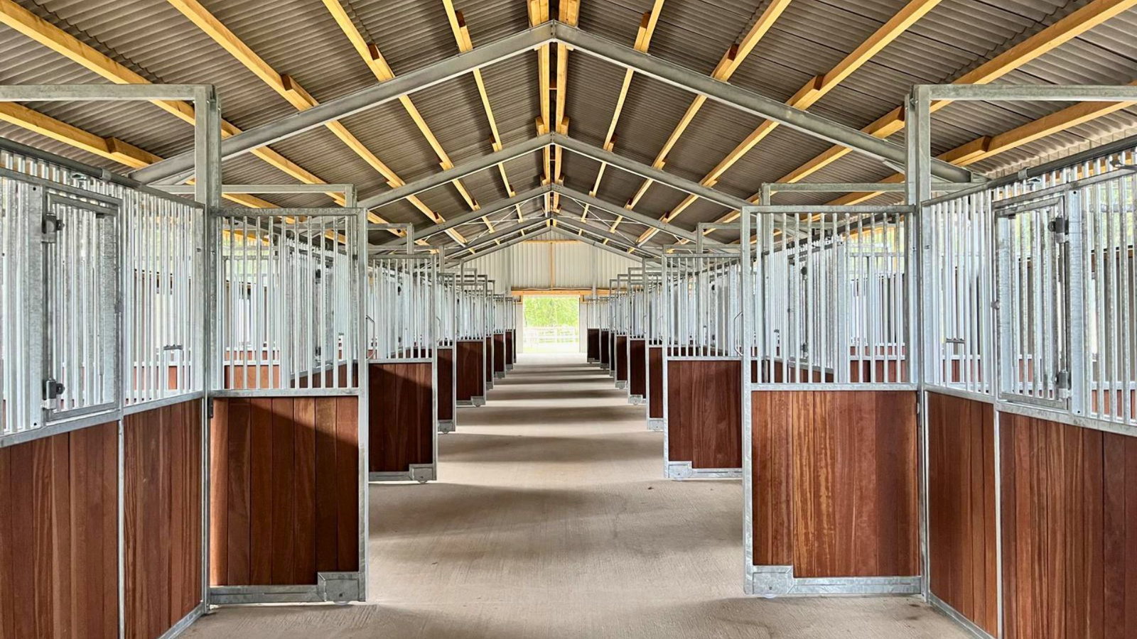 Stallgasse in einem Pferdestall mit Boxen